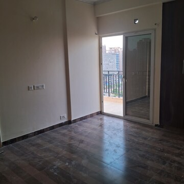 Room in 3 BHK Apartment at Gaur City 2 - 16th Avenue, Sector 16c Greater Noida – for Rent
