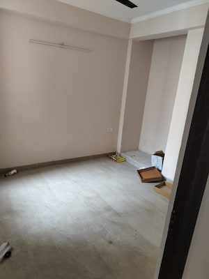 Room in 2.5 BHK Apartment at Amrapali Golf Homes, Sector 4 Greater Noida – for Sale