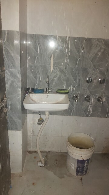Bathroom in 1.5 BHK Builder Floor at Mayur Vihar – for Sale