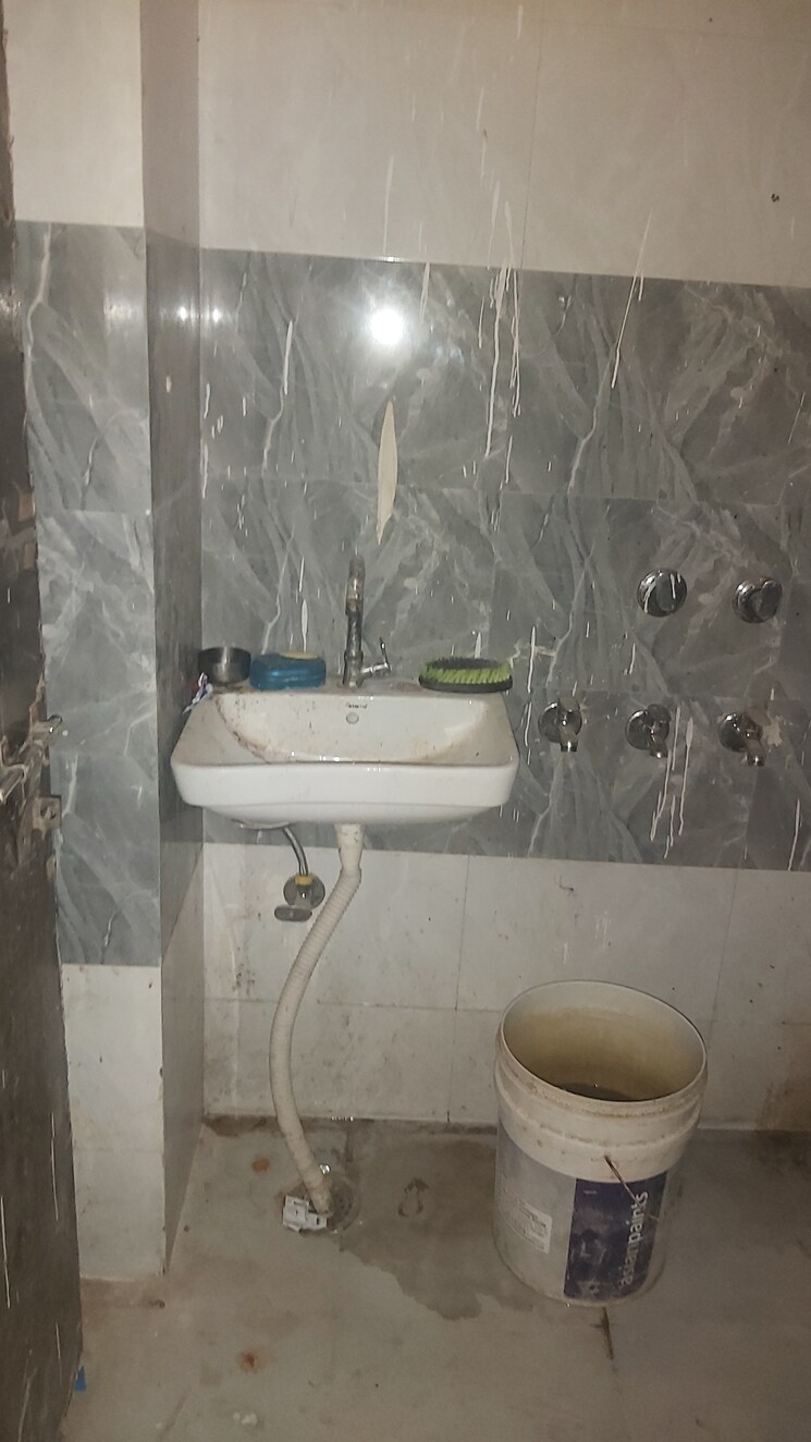 Bathroom, mayur vihar 1.5 Bedroom 400 Sq.Ft. Builder Floor In Mayur Vihar Delhi 9075178
