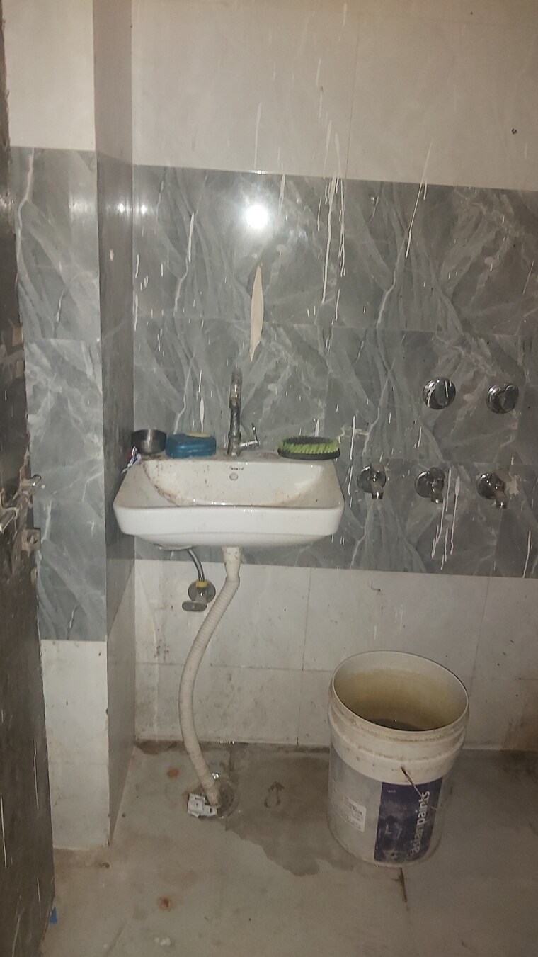 Bathroom, mayur vihar 1.5 Bedroom 400 Sq.Ft. Builder Floor In Mayur Vihar Delhi 9075178