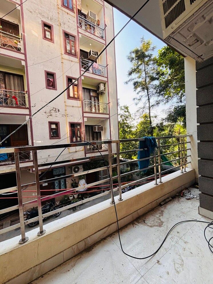 Balcony, freedom fighters enclave 1 Bedroom 500 Sq.Ft. Apartment In Freedom Fighters Enclave Delhi 9075204