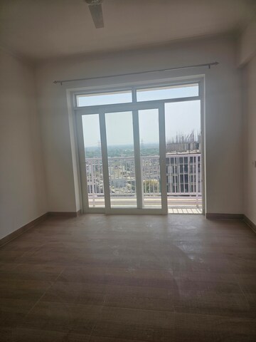 Room in 3 BHK Apartment at Jaypee Greens Pavilion Court, Sector 128 – for Sale