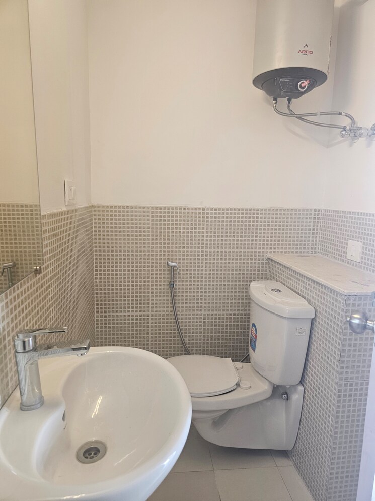 Bathroom, jaypee-greens-pavilion-court 3 Bedroom 1820 Sq.Ft. Apartment In Sector 128 Noida 9075222