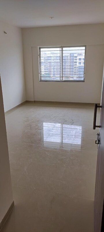 Room in 1.5 BHK Apartment at Kalpataru Exquisite Sierra, Wakad – for Rent