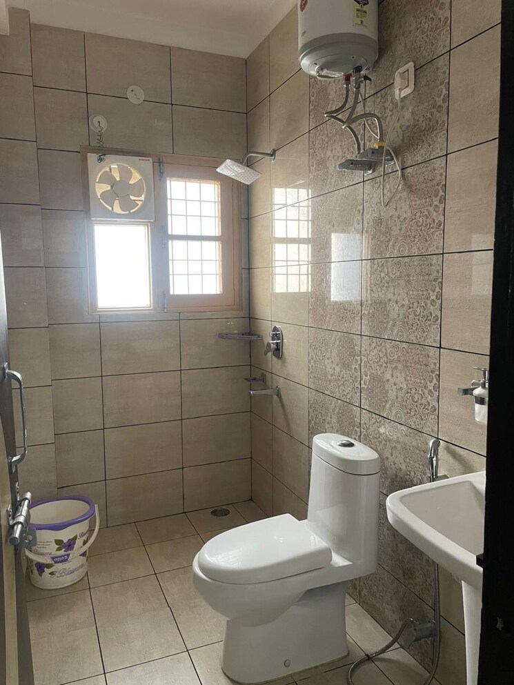Bathroom, eros-cliffton-apartments 3 Bedroom 1330 Sq.Ft. Apartment In Charmwood Village Faridabad 9075356
