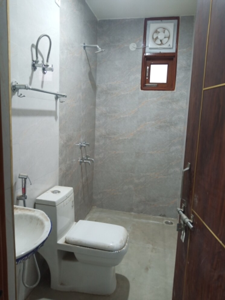 Bathroom, sector 8 dwarka 2 Bedroom 75 Sq.Yd. Builder Floor In Sector 8 Dwarka Delhi 9075391