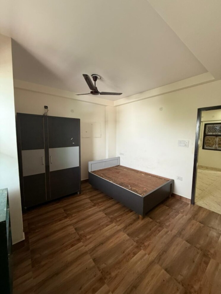Room, sector 8 dwarka 1.5 Bedroom 45 Sq.Yd. Builder Floor In Sector 8 Dwarka Delhi 9075399
