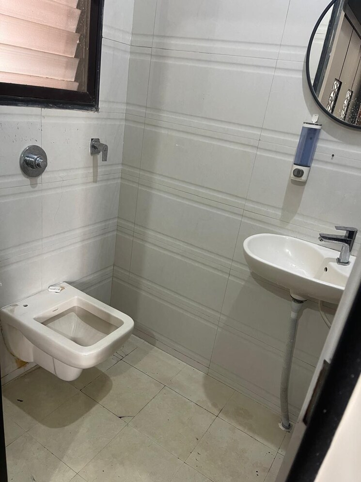 Bathroom, riverdale-tower 2 Bedroom 900 Sq.Ft. Apartment In Andheri East Mumbai 9075496