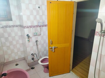 Bathroom in 3.5 BHK Apartment at Mayur Vihar Phase 1 Extension – for Rent