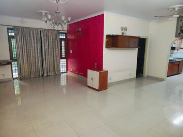 Room in 3.5 BHK Apartment at Mayur Vihar Phase 1 Extension – for Rent