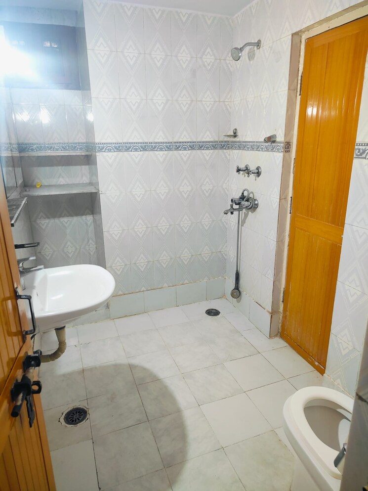 Bathroom, mayur vihar phase 1 extension 3.5 Bedroom 1650 Sq.Ft. Apartment In Mayur Vihar Phase 1 Extension Delhi 9075517