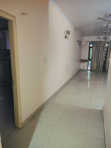 Room in 3.5 BHK Apartment at Mayur Vihar Phase 1 Extension – for Rent