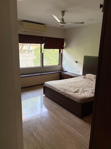 Room in 2 BHK Apartment at Sterling Seaface, Worli – for Rent