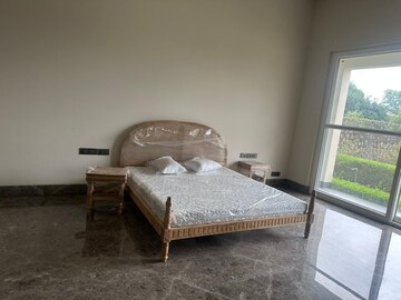 Room in 3.5 BHK Apartment at Defence Colony – for Rent