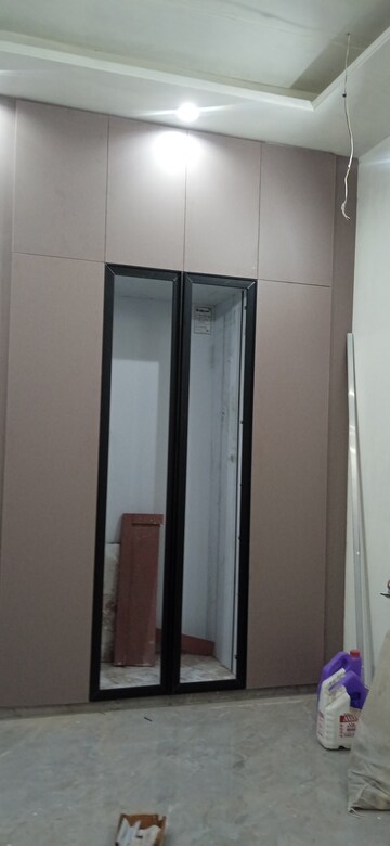 Building Lobby in 3 BHK Builder Floor at Mahavir Enclave 1 – for Sale