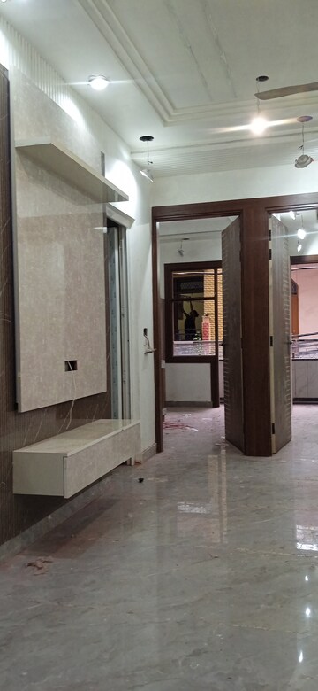 Building Lobby in 3 BHK Builder Floor at Mahavir Enclave 1 – for Sale