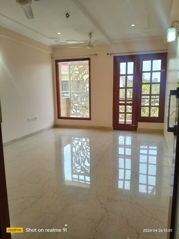 Room in 3 BHK Apartment at South Extension ii – for Rent
