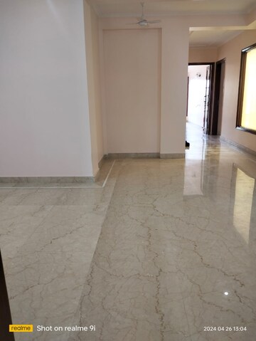 Room in 3 BHK Apartment at South Extension ii – for Rent