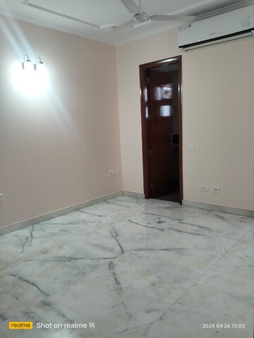 Room in 3 BHK Apartment at South Extension ii – for Rent