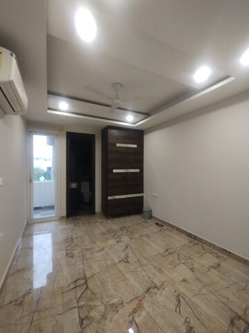 Furnished Amenities in 3.5 BHK Builder Floor at Gupta Awas, Sector 43 – for Rent