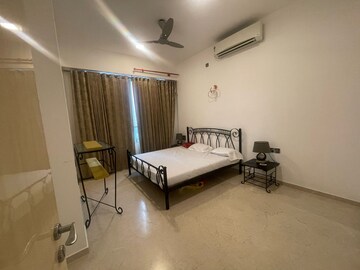 Living Room in 2.5 BHK Apartment at Byculla – for Rent