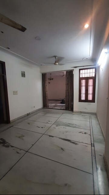 Room in 3 BHK Apartment at Sector 21c – for Rent