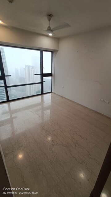 Room in 2 BHK Apartment at Peninsula Salsette 27, Byculla – for Rent