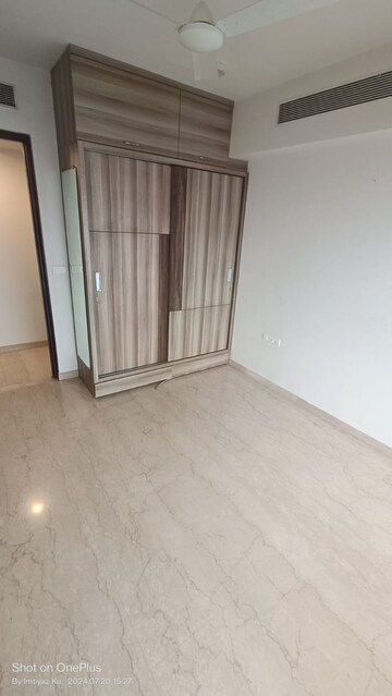 Room in 2 BHK Apartment at Peninsula Salsette 27, Byculla – for Rent