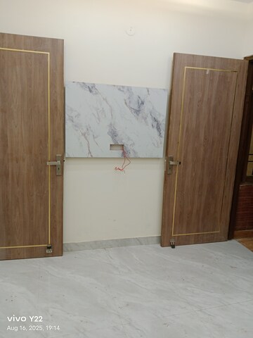 Room in 2 BHK Builder Floor at Laxmi Nagar – for Rent
