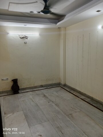 Room in 2.5 BHK Builder Floor at Laxmi Nagar – for Rent