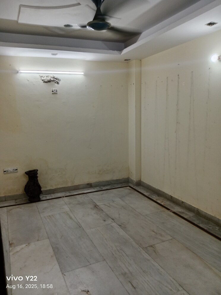 Room, laxmi nagar 2.5 Bedroom 700 Sq.Ft. Builder Floor In Laxmi Nagar Delhi 9075739