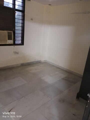 Room in 2.5 BHK Builder Floor at Laxmi Nagar – for Rent