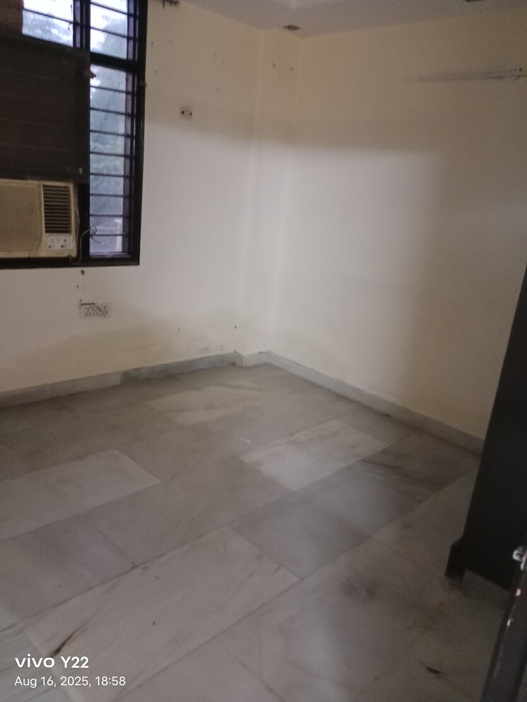 Room, laxmi nagar 2.5 Bedroom 700 Sq.Ft. Builder Floor In Laxmi Nagar Delhi 9075739