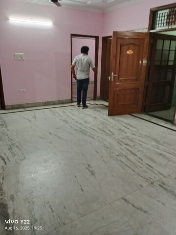 Room in 2 BHK Builder Floor at Laxmi Nagar – for Rent