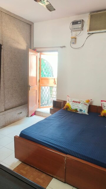 Bedroom in 2 BHK Apartment at Janakpuri – for Rent