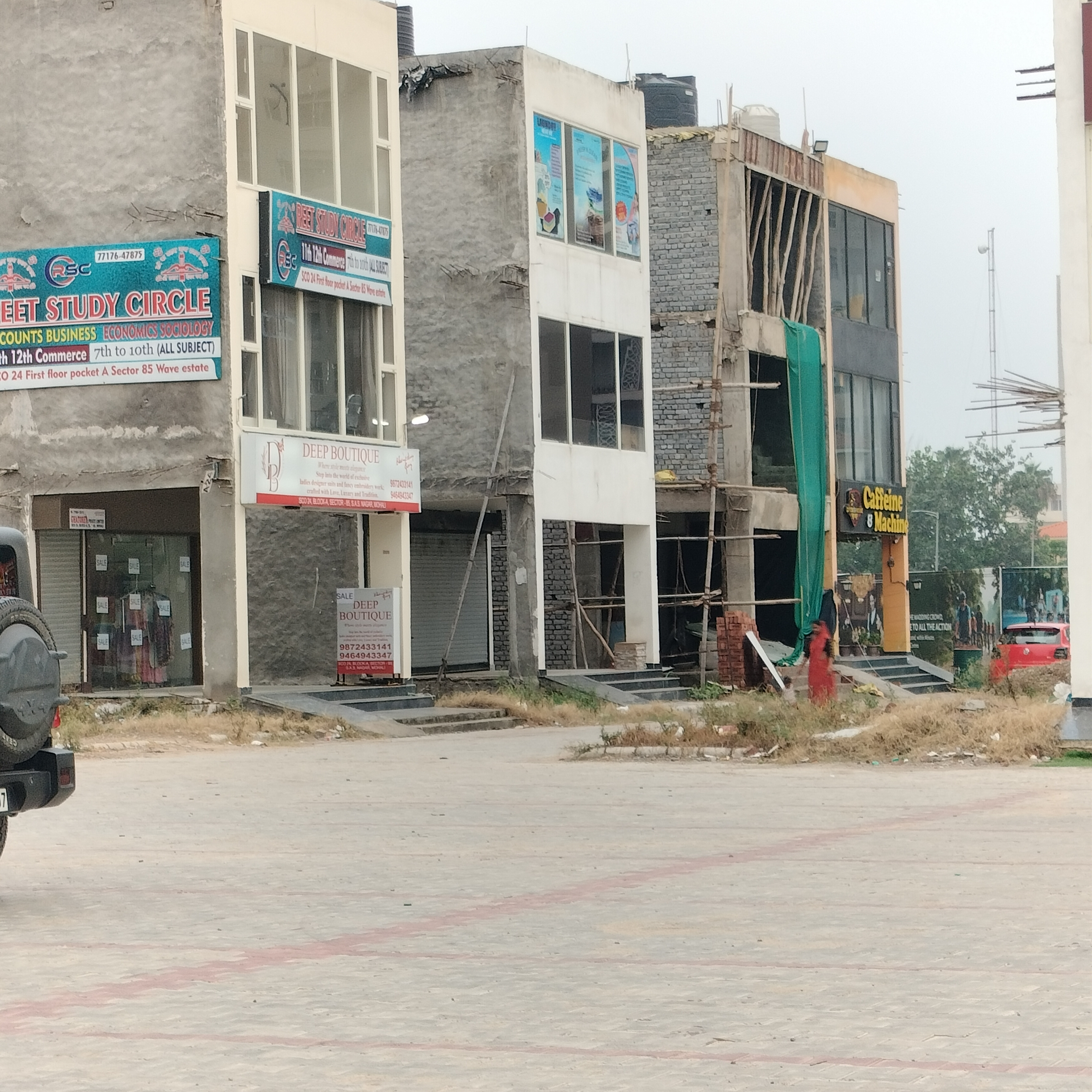 Showroom For Sale in Wave Estate Sector 85 Moh