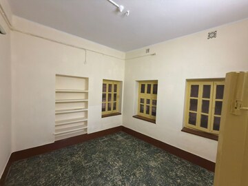 Room in  Shop at Golpark – for Rent