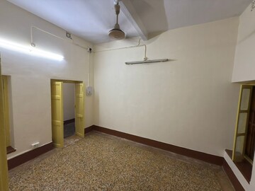 Room in  Shop at Golpark – for Rent