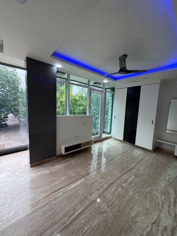 Room in 4 BHK Builder Floor at Janakpuri – for Rent