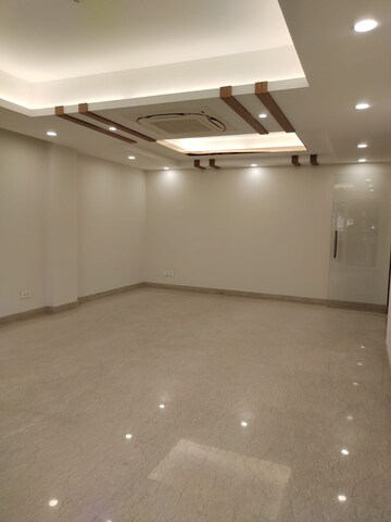 Room in 4 BHK Builder Floor at Dlf Phase ii – for Rent