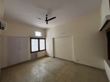Room in 3 BHK Builder Floor at Boutique Residential Apartments B-26, Greater Kailash I – for Rent