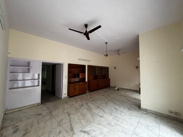Room in 3 BHK Builder Floor at Boutique Residential Apartments B-26, Greater Kailash I – for Rent