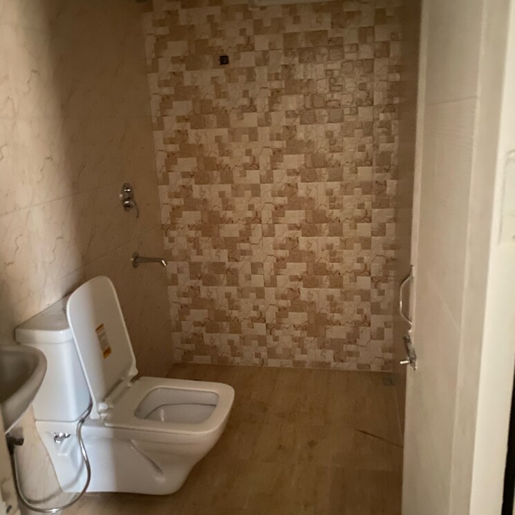 Bathroom, essentia-homes 3 Bedroom 1000 Sq.Ft. Apartment In Ghazipur Zirakpur 9075947