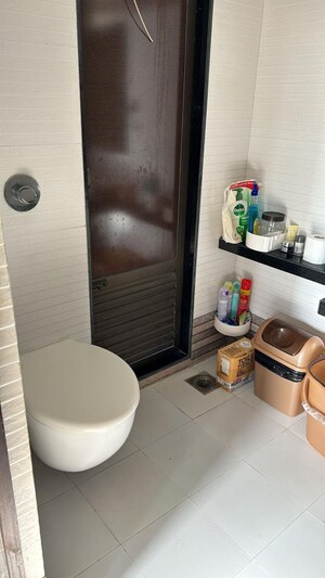 Furnished Amenities in 2.5 BHK Apartment at Andheri West – for Sale