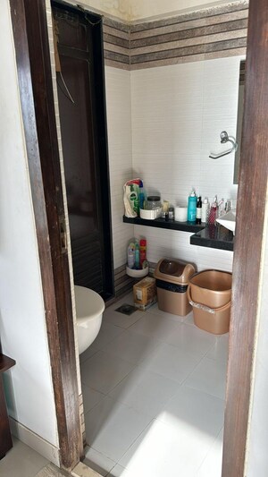 Furnished Amenities in 2.5 BHK Apartment at Andheri West – for Sale