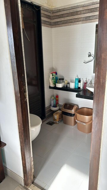 Furnished Amenities in 2.5 BHK Apartment at Andheri West – for Sale