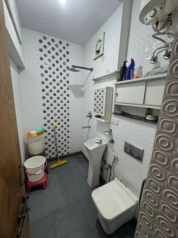 Bathroom, janakpuri 2 Bedroom 1115 Sq.Ft. Builder Floor In Janakpuri Delhi 9076010
