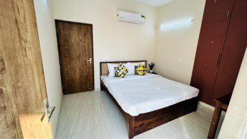 Bedroom in 4 BHK Apartment at The 4 Aces CHS, Sector 27 – for Rent