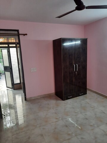 Room in 1 BHK Builder Floor at Janakpuri – for Rent